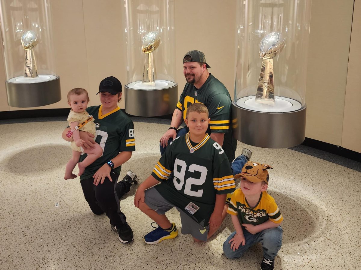 Mr.+McPhetridge+with+his+children+at+the+Packers+Hall+of+Fame+trophy+room+in+Green+Bay%2C+WI.+From+left+to+right%3A+Kaylee%2C+Brett%2C+Jacob%2C+and+Luke.
